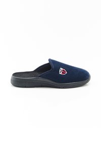 Zapatilla deslizante de navy con textura acanalada, suela de goma negra y pequeño logo bordado. Diseño de talón abierto para un uso fácil.