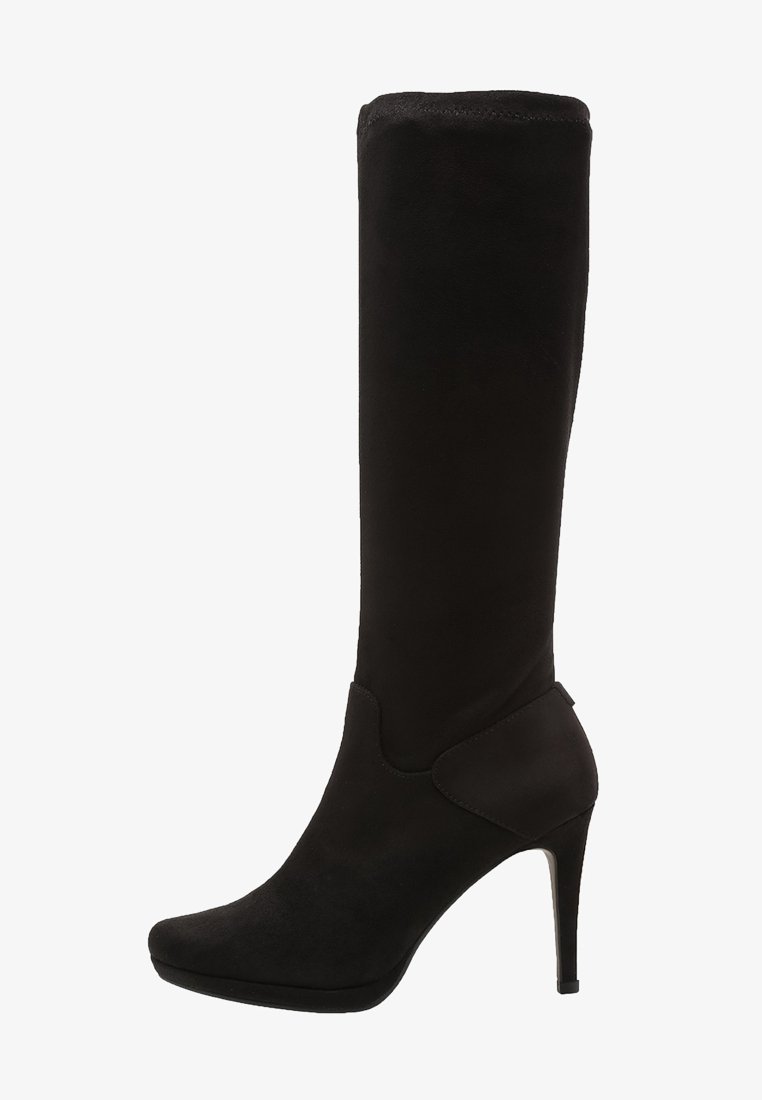 Botte femme en daim noir montant jusqu'au genou, avec un bout pointu, un talon haut et fin, et une tige supérieure lisse.