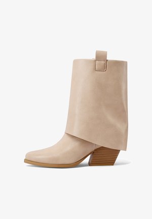 Stivale alla caviglia in finta pelle beige con design a strati, punta affusolata e tacco in legno angolato e impilato. Texture liscia con uno stile minimalista.