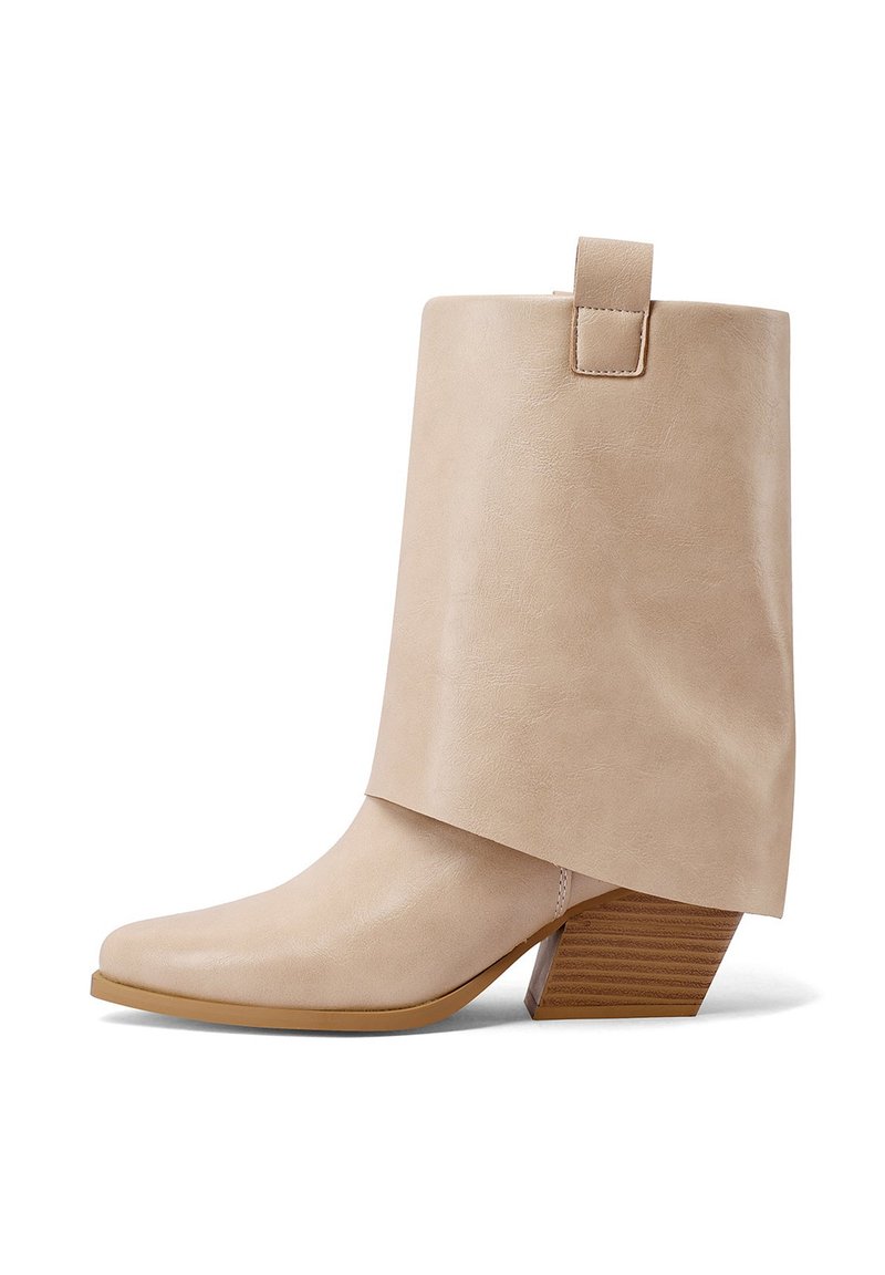 Stivale alla caviglia in finta pelle beige con design a strati, punta affusolata e tacco in legno angolato e impilato. Texture liscia con uno stile minimalista.