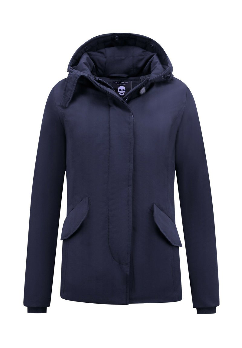 Marineblauwe gewatteerde jas van gladde stof, met knoopsluiting aan de voorkant, twee zijzakken en een logo-label aan de binnenkant van de kraag.