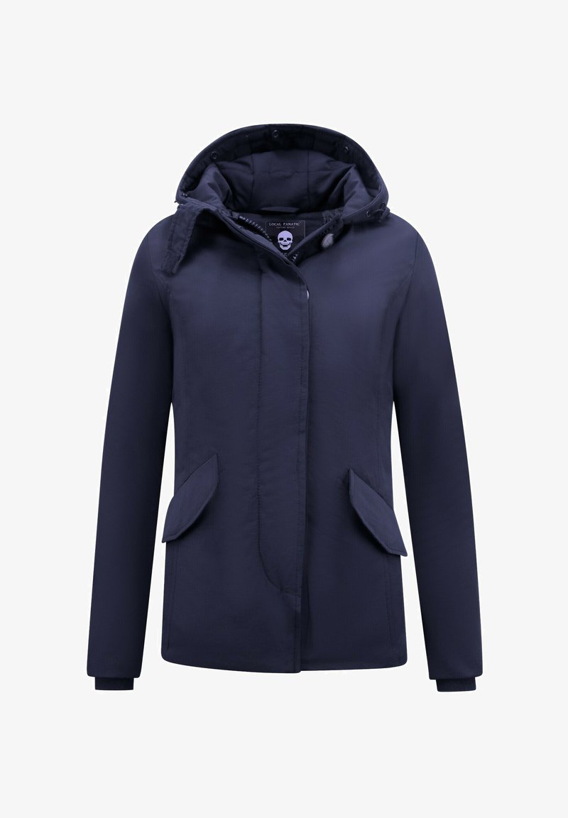 Marineblauwe gewatteerde jas van gladde stof, met knoopsluiting aan de voorkant, twee zijzakken en een logo-label aan de binnenkant van de kraag.