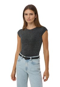 Body nero testurizzato con maniche a cappuccio, abbinato a jeans di denim azzurro chiaro con decorazioni e una cintura nera.