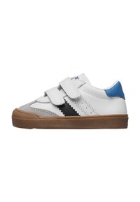 Sneaker bianco per bambini con suola marrone, due cinturini in velcro, punta in suede grigio, striscia laterale nera e accento blu sul tallone.