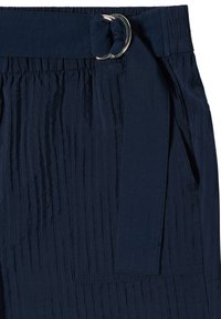 Short en tissu texturé bleu marine avec poche latérale et ceinture en tissu assortie fixée par une boucle en D en métal argenté.
