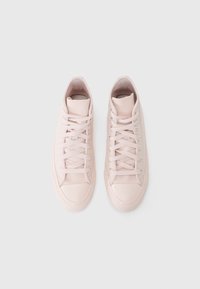 Rosa høye sneakers med overdel i canvas, rund tå, snøring og teksturerte gummisåler. Har metalløye og en glatt finish.