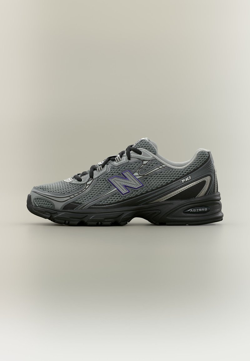 Γκρι και μαύρο παπούτσι τρεξίματος New Balance 740 με ανώτερο μέρος από διαπνέον πλέγμα και μαύρα κορδόνια σε ουδέτερο φόντο.