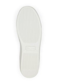 Weiße Gummisohle mit einem strukturierten Wellenmuster, das ein rechteckiges Logoetikett enthält, das zur Hälfte in die Ferse eingearbeitet ist.