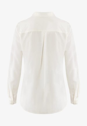 Hvid langærmet bluse med krave, der har en midterste rygfold og knaplukkede manchetter. Glat stof med en subtil glans.