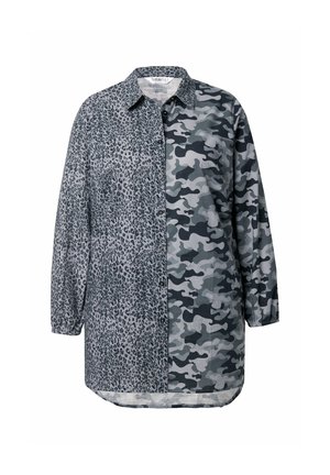 Langærmet skjorte med et delt design: den ene side i leopardprint, den anden i camouflage, begge i nuancer af grå. Knappelukning ved kraven.