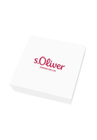 Scatola regalo bianca quadrata con il logo rosso "s.Oliver" e il testo "FASHION FOR LIFE" sul coperchio. Design pulito, texture liscia.
