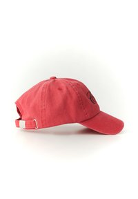Czerwona bawełniana czapka baseballowa z zakrzywionym daszkiem, haftowanym logo z boku, regulowany pasek z metalową klamrą z tyłu.