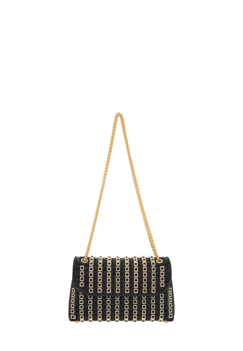 Czarna torebka z teksturowanej powierzchni, ze złotym paskiem łańcuszka, zdobiona kwadratowymi akcentami ułożonymi w pionowe rzędy.