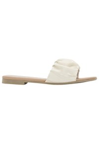 Des sandales à glisser blanches en tissu, avec un dessus froncé, une semelle plate et une forme légèrement incurvée. Design léger et minimal.