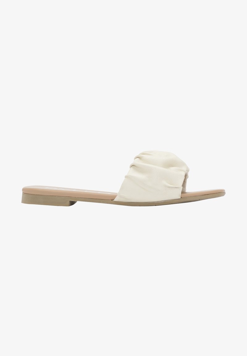 Infradito in tessuto bianco con parte superiore arricciata, suola piatta e forma leggermente curvata. Design leggero e minimal.