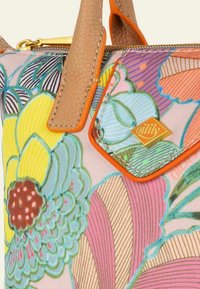 Borsa multicolore con motivi floreali, manico testurizzato beige e dettagli arancioni. Include un'etichetta logo dorata.