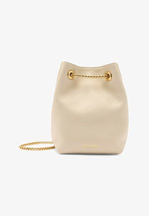 Beżowa skórzana torba typu bucket z złotym łańcuszkowym ściągaczem i paskiem na ramię, minimalistyczny design, małe logo Trussardi z przodu.