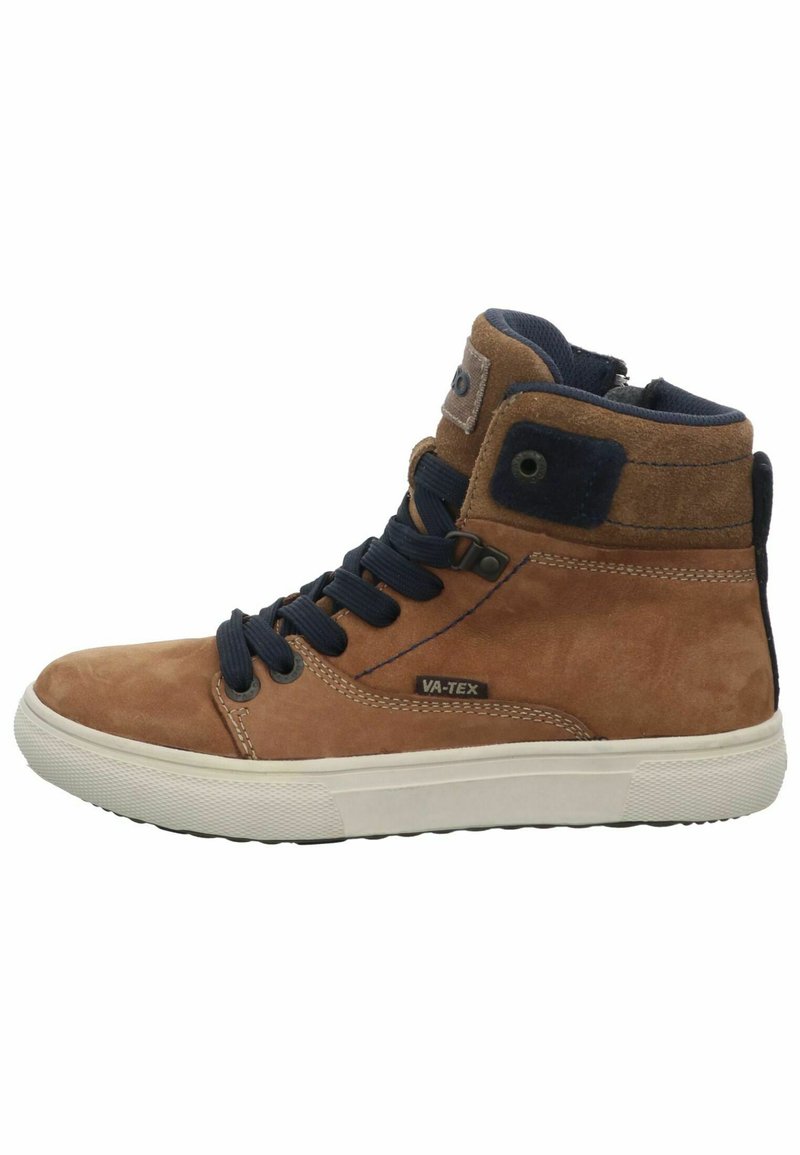 Braune Hochschnitt-Sneaker mit Wildleder-Oberfläche, marineblauen Schnürsenkeln und einer weißen Gummisohle. Verfügt über ein seitliches Logo und einen gepolsterten Kragen für zusätzlichen Komfort.