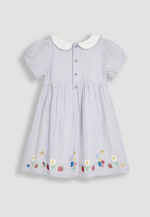 Ribav kiisuga puuvillane kleit lühikeste puhv-sintaga, valge kaelus, eest nupud ja lilleline tikand kollastes, punastes ja sinistes toonides.