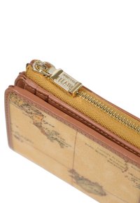 Portafoglio in pelle marrone e tessuto giallo con design della mappa del mondo e chiusura con zip dorata, completa di etichetta del marchio.