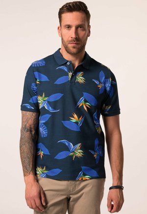 Polo shirt bleu marine en coton, avec un imprimé floral tropical bleu, vert et orange, doté d'un col et de manches courtes.