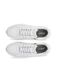 Białe sneakersy z górą z gładkiej skóry, okrągłym noskiem, sznurowadłami i siateczkowymi akcentami; logo umieszczone na języku. Minimalistyczny design.