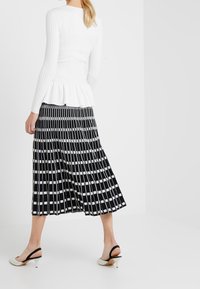 Steffen Schraut Stickad tröja - off-white