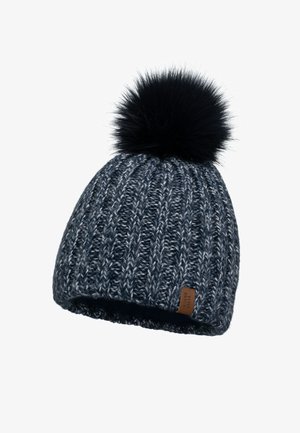 Căciulă tricotată de culoare albastru închis cu accente gri deschis, având un pompon negru pufos în vârf și o mică etichetă din piele.