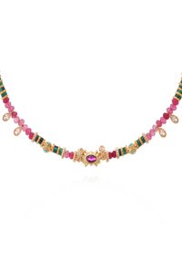 Collier en ton or comportant des pierres précieuses roses et vertes, des motifs de perles élaborés, et un accent décoratif central avec une pierre violette.