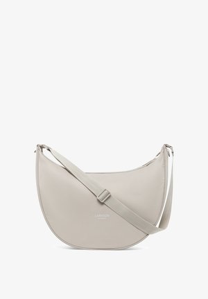 Beige Umhängetasche mit geschwungenem Design, aus glattem Stoff gefertigt. Sie verfügt über einen langen, verstellbaren Trageriemen und ein dezentes Markenlogo auf der Vorderseite.