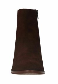 Braune Wildleder-Ankle-Boots mit schlanker, taillierter Form, seitlichem Reißverschluss und flacher Gummisohle. Glatte Textur und minimalistisches Design.