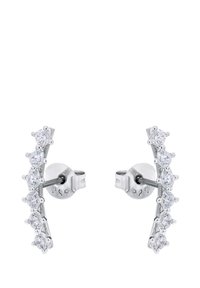 Pendientes de plata con un diseño curvado, que presentan múltiples piedras preciosas transparentes engastadas en un marco de metal pulido.