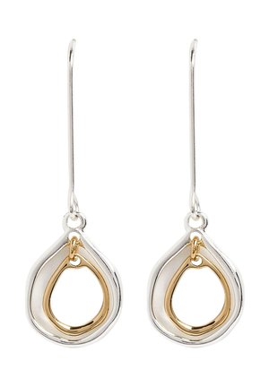 Boucles d'oreilles pendantes en argent avec une forme extérieure en goutte et une plus petite goutte en or suspendue à l'intérieur, toutes deux avec des surfaces lisses et polies.