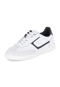 Adidași albi care combină pielea netedă și suede, cu accente negre, detalii perforate și o talpă plată din cauciuc.