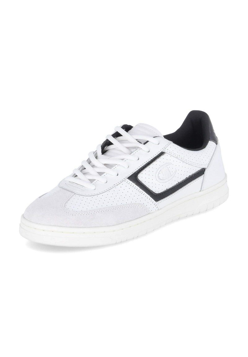 Adidași albi care combină pielea netedă și suede, cu accente negre, detalii perforate și o talpă plată din cauciuc.