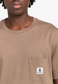 Element LABEL - Jednoduché tričko - beige
