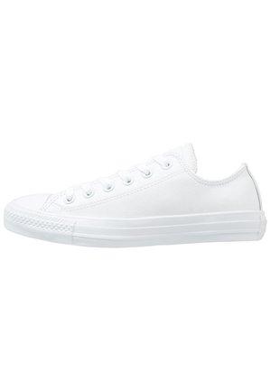 Low-top hvid sneakers med hvid gummisål, hvide snørebånd og tekstureret tåhætte vist fra siden på en hvid baggrund.