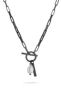 Zwarte ketting met rechthoekige schakels, een ronde hanger met een witte parel en een klein merketiket. Modern minimalistisch ontwerp.