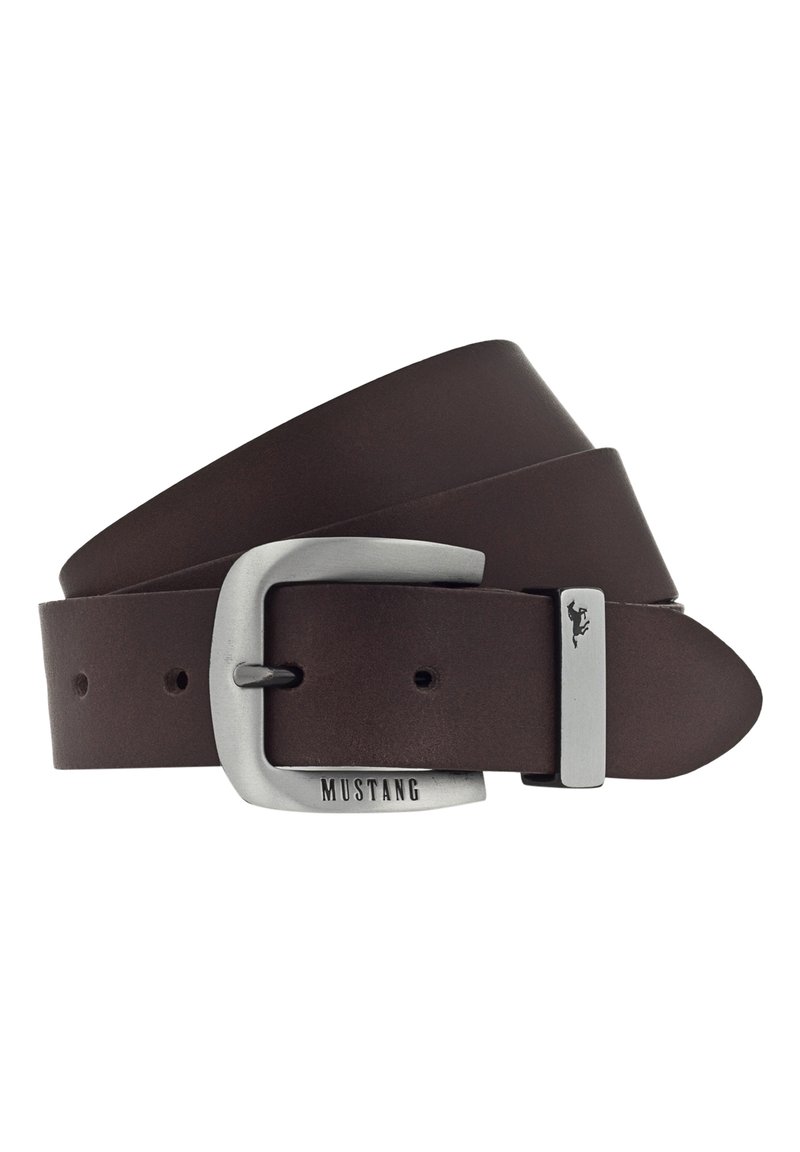Bruineleren riem met een zilveren metalen gesp. Kenmerkt zich door een gladde textuur en duidelijke branding, verkrijgbaar in een klassiek design.