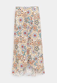 Falda maxi con estampado floral en tejido ligero; presenta vibrantes flores multicolores sobre un fondo blanco con un dobladillo en capas.