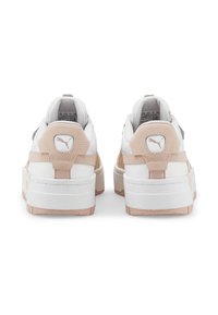 Adidași albi cu accente roz, talpă groasă și texturată, cu un logo Puma alb pe toc. Prezintă un guler căptușit pentru confort.