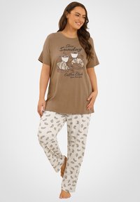 Brun grafisk t-shirt med trycket "Slow Sunday Coffee Club", ihopkopplad med krämfärgade pyjamasbyxor med croissantmönster i grått. Mjuk tygkänsla.
