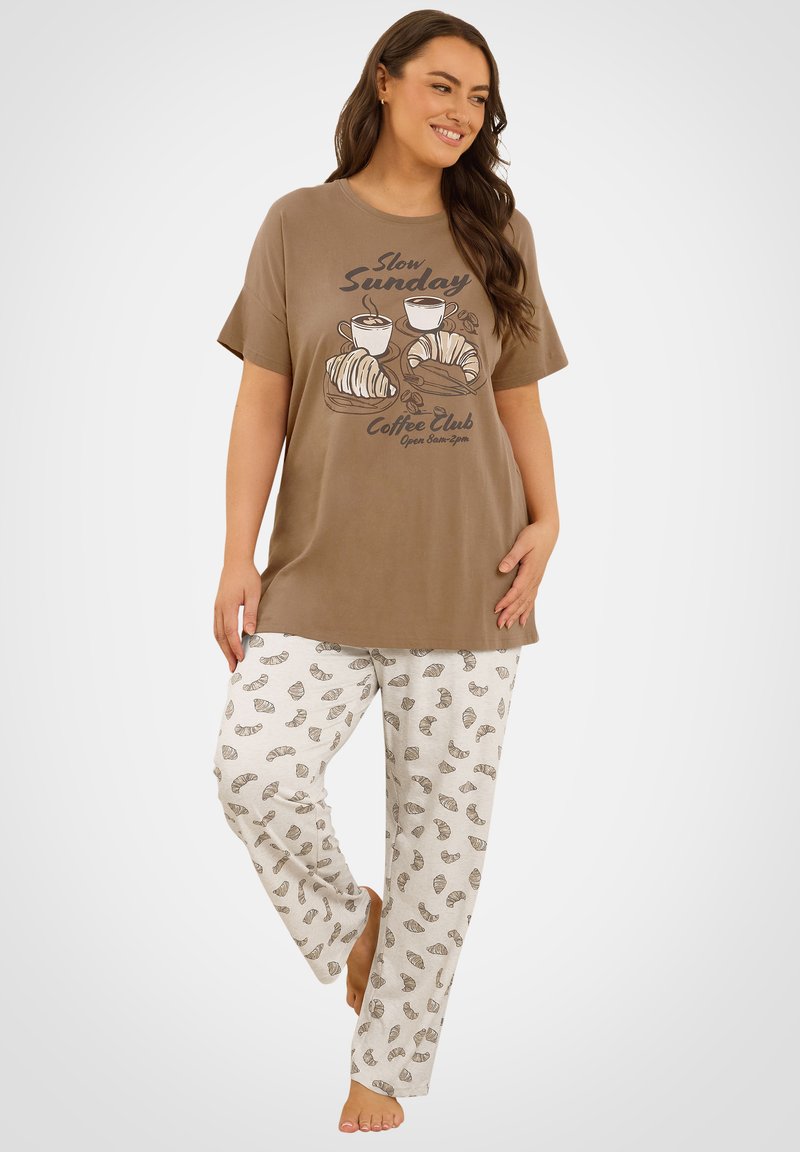 Brun grafisk t-shirt med trycket "Slow Sunday Coffee Club", ihopkopplad med krämfärgade pyjamasbyxor med croissantmönster i grått. Mjuk tygkänsla.