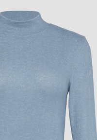 Hellblauer Rollkragenpullover aus einem weichen, strukturierten Strickmaterial. Bietet ein figurnahes Design mit langen Ärmeln und einem hohen Kragen.
