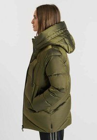 Olijfgroene pufferjack met capuchon, met een gestikte design, zijzakken en verstelbare koorden. Glad, glanzende textuur.