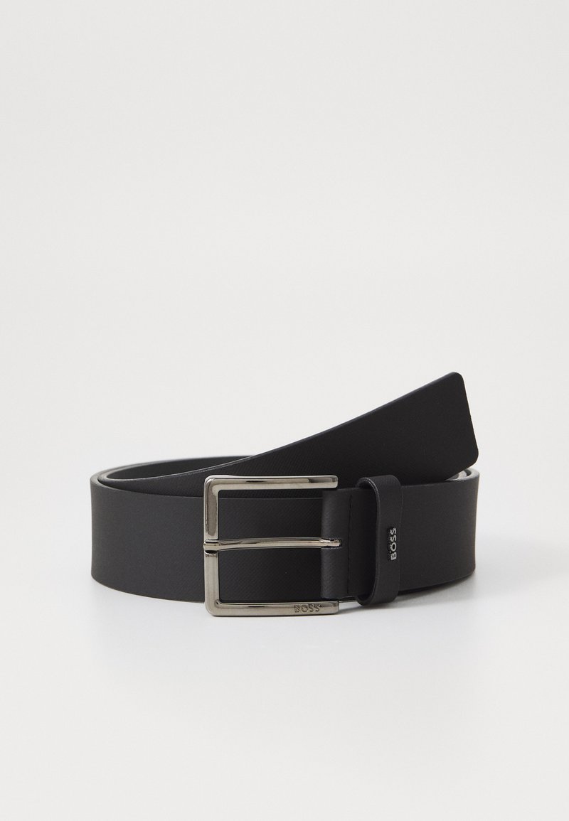 Zwarte leren riem met een gladde textuur, rechthoekige zilveren metalen gesp en een subtiele logo-accent. Klassiek ontwerp en verstelbare lengte.