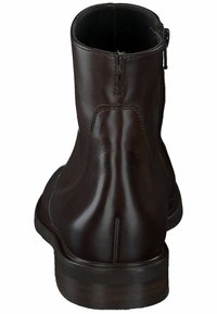 Hnědé kožené kotníkové boty s hladkým povrchem, bočním zipem a odolnou podrážkou. Obsahují jemné švy a zaoblenou špičku.