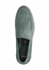 Grüner Wildleder-Slipper mit runder Kappe, minimalen Nahtdetails und einer weißen Gummisohle. Enthält ein schwarzes Innenfutter.