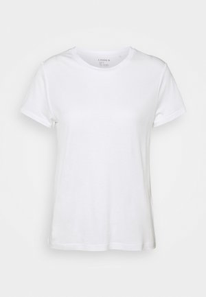 Prosty, biały bawełniany t-shirt z krótkim rękawem, okrągłym dekoltem i regularnym krojem na neutralnym tle.