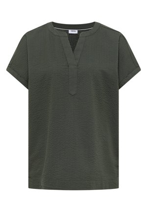 Ciemnozielona bluzka z krótkim rękawem, fakturą, rozcięciem przy dekolcie i subtelnymi mankietami.